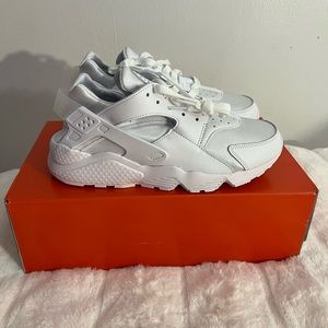 Women’s Nike Huarache-Brand new all white.